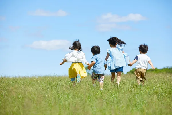 元気に走る子どもたち